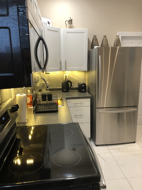 Frigorifero, microonde, forno, piano cottura