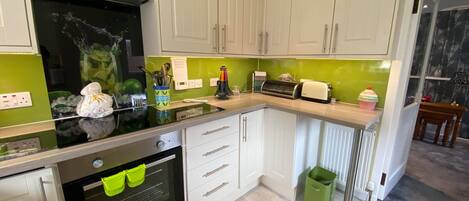 Mikrowelle, Ofen, Herdplatte, Kochgeschirr/Geschirr/Besteck