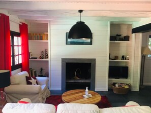 Télévision, cheminée, livres