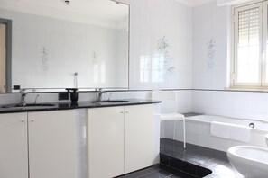 Duschwanne, Whirlpool, Haartrockner, Bidet