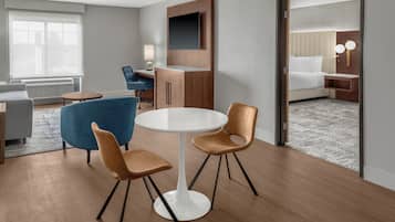 Suite, 1 llit de matrimoni gran | Escriptori i roba de llit