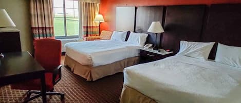 Suite estándar, varias camas, para no fumadores | Escritorio y ropa de cama