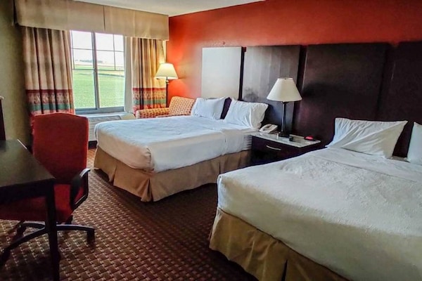 Standard Suite, Multiple Beds, Non Smoking | Desk, bed sheets