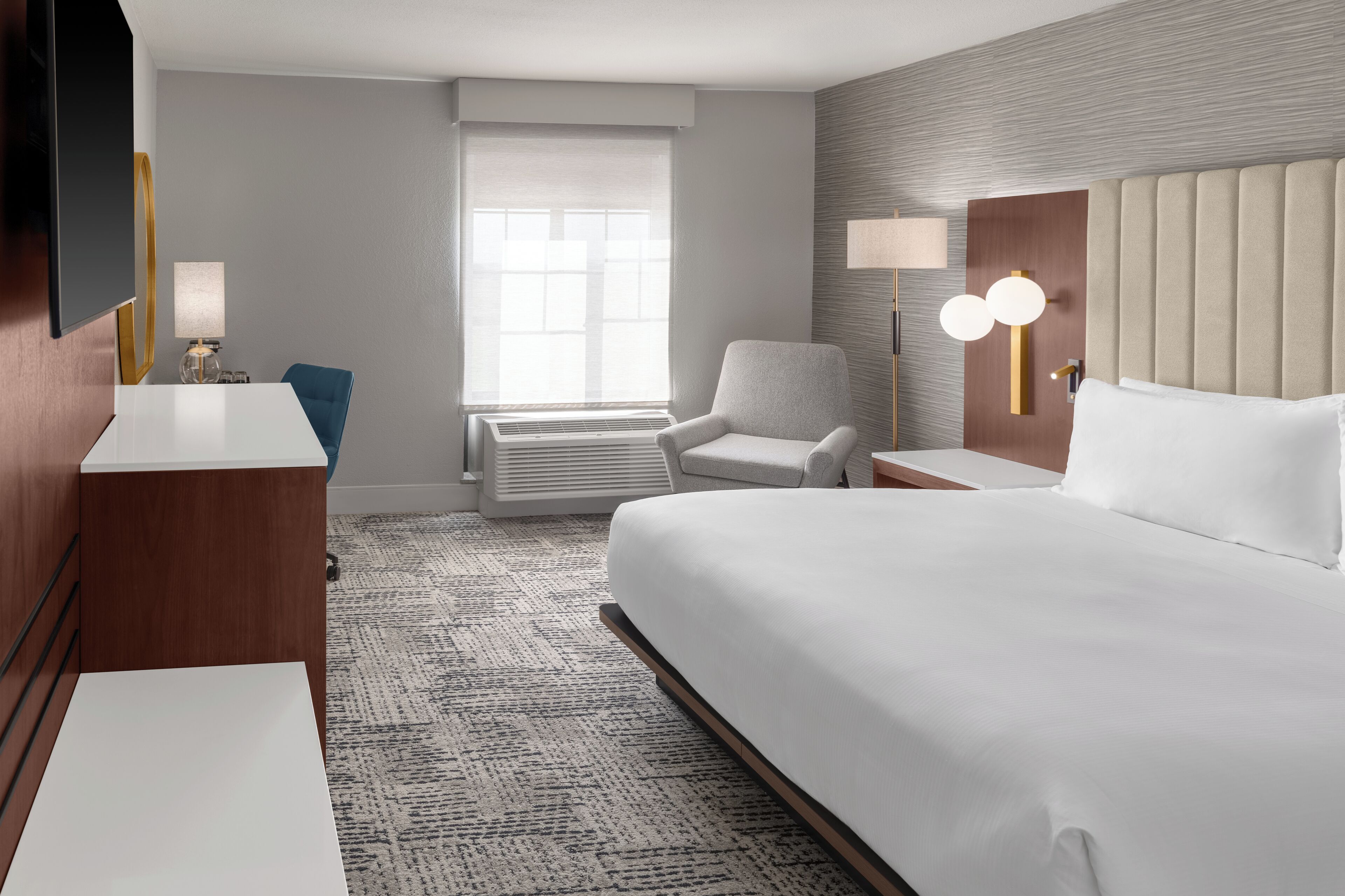 Camera, 1 letto king, accessibile ai disabili (Mobility & Hearing, 3x3 Shower) | Una scrivania, lenzuola