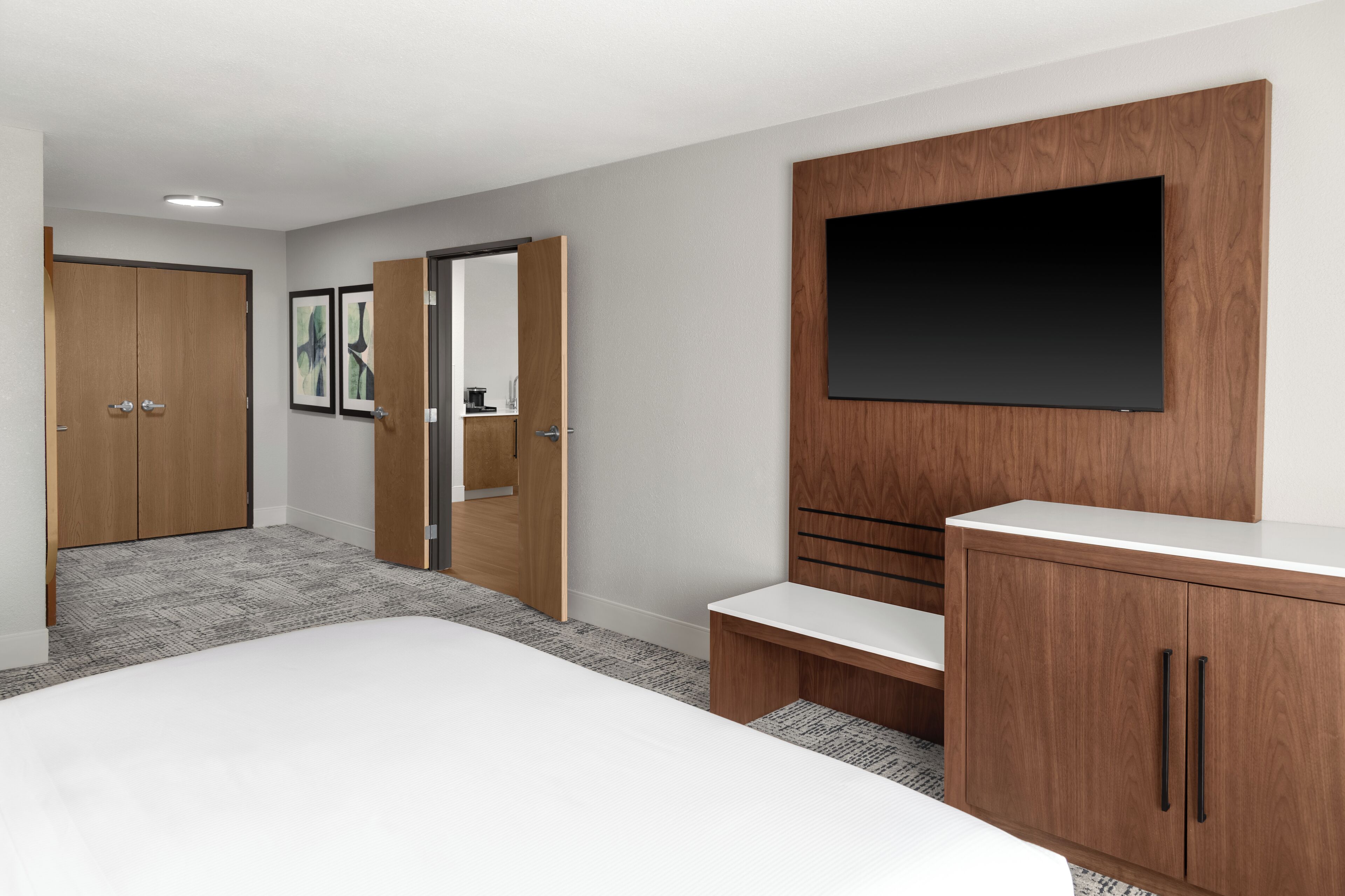 Suite, 1 King Bed | Desk, bed sheets