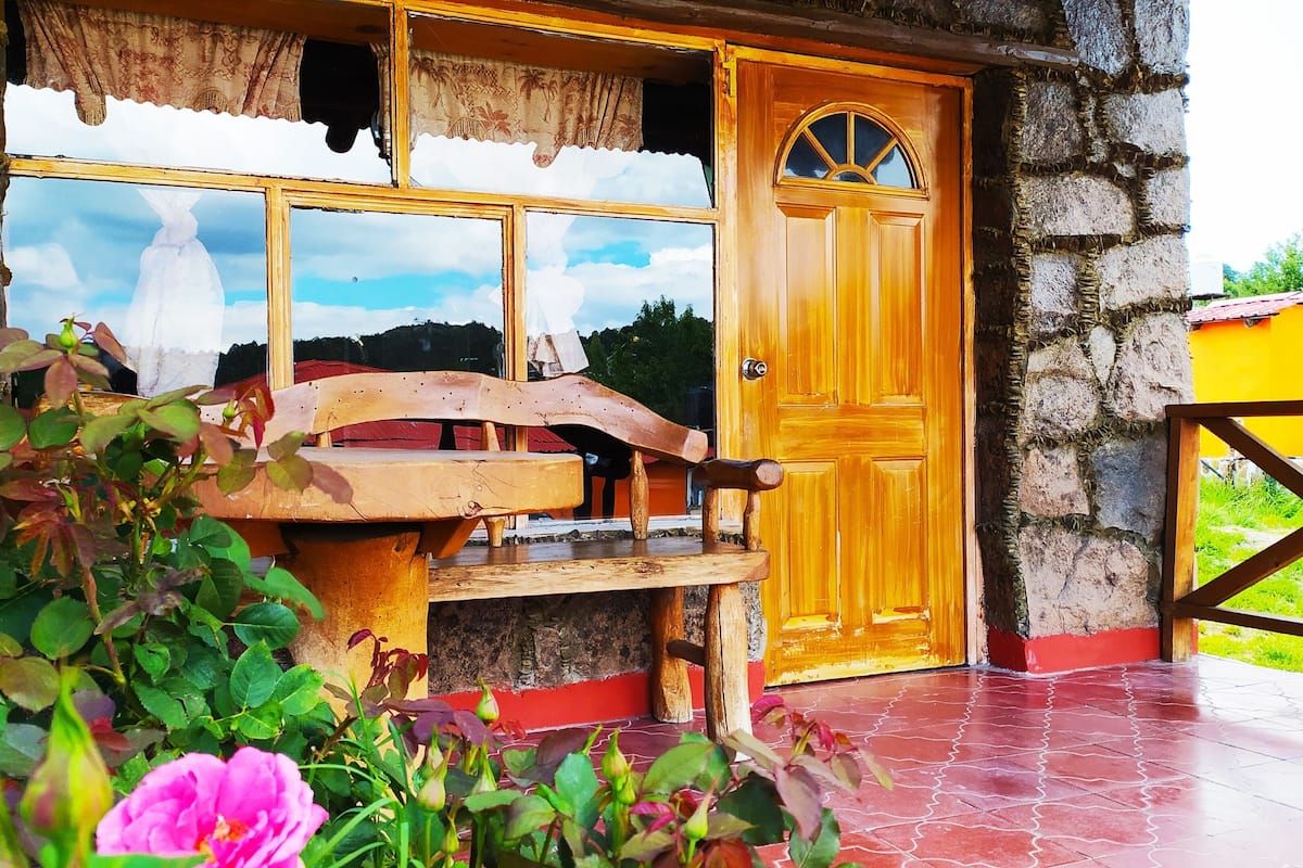 Romantic Cabin | Courtyard view