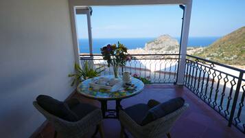 Deluxe Studio Suite | Desk, laptop workspace, blackout curtains, free WiFi