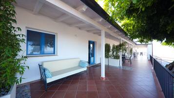 Bureau, espace de travail pour ordinateur portable, rideaux occultants