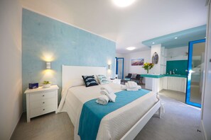 Studiosvit Deluxe | Skrivbord, arbetsyta för laptop, mörkläggningsgardiner och gratis wi-fi