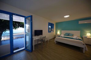 Desk, laptop workspace, blackout drapes, free WiFi - Skyview Cefalù (Cefalù)