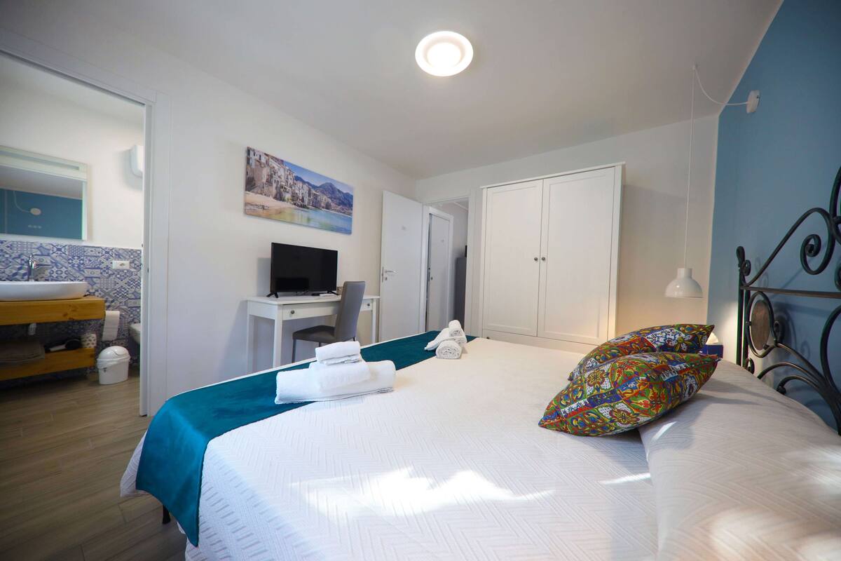 Standard Double Room | Desk, laptop workspace, blackout drapes, WiFi (free)