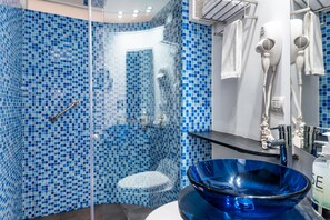 Superior Room, 1 Queen Bed | Bathroom