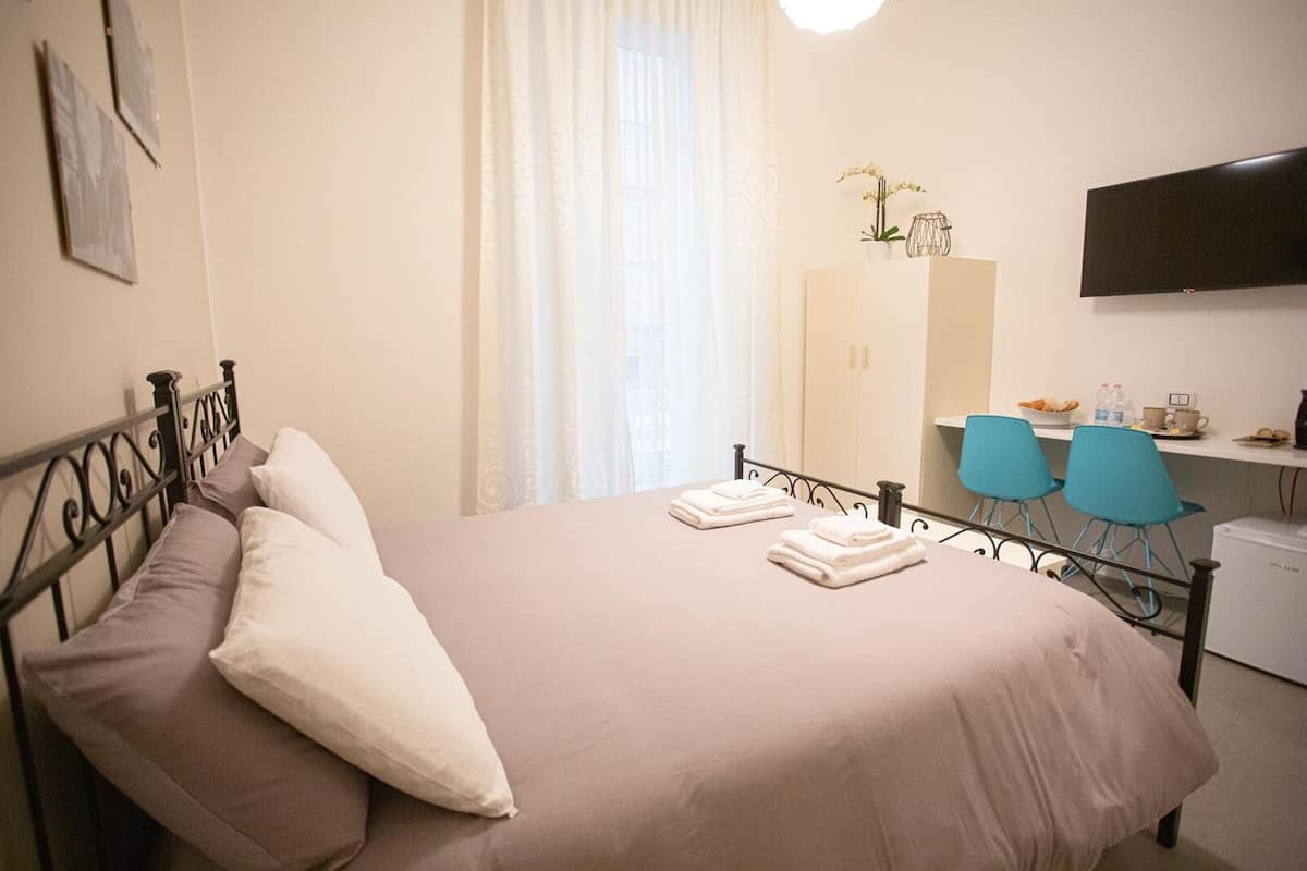 Habitación con 1 cama doble o 2 individuales | Escritorio, espacio para trabajar con un portátil, cortinas opacas