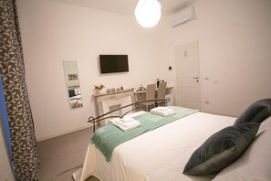 Premium Room | Desk, laptop workspace, blackout curtains, soundproofing - Affittacamere Everest (La Spezia)