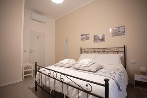 Classic Room | Desk, laptop workspace, blackout curtains, soundproofing - Affittacamere Everest (La Spezia)