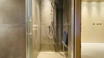 Bathtub, jetted tub, hair dryer, bidet