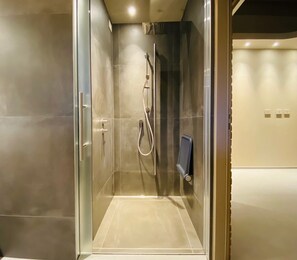 Vasca, vasca idromassaggio, asciugacapelli, bidet