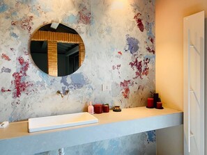 Bathtub, jetted tub, hair dryer, bidet