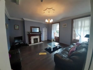 Televisión de pantalla plana de 32 pulgadas con canales vía satélite