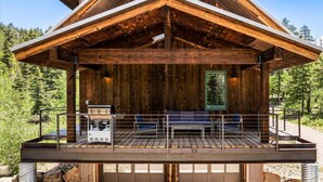 Eine Holzhütte mit einer überdachten Veranda, einer Bank und einem Tisch.