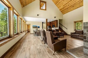 Smart-TV, peis, bøker og stereoanlegg