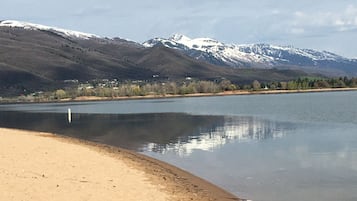 Playa en los alrededores, camastros y toallas de playa