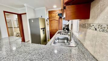 Coffee/tea maker, fridge, microwave, stovetop