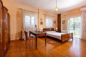 4 bedrooms, iron/ironing board, free WiFi, bed sheets