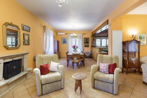 Smart TV, fireplace, stereo