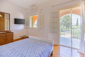 4 bedrooms, iron/ironing board, free WiFi, bed sheets