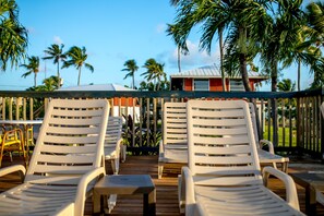 Utendørsbasseng og solsenger