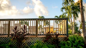 Een buitenzwembad, ligstoelen bij het zwembad