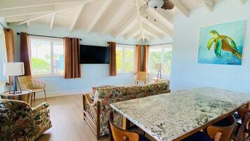 Deluxe Apartment | Free WiFi, bed sheets