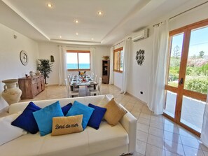 Smart TV, lettore DVD, libri