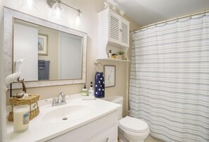 Ensemble douche/baignoire, sèche-cheveux, serviettes fournies, savon