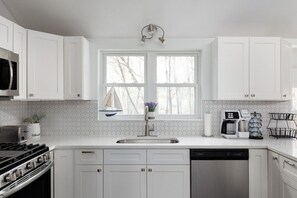 Fridge, microwave, oven, stovetop - Outdoor Adventure Home: Golfing, Hiking & Kayaking (Wellesley Island)
