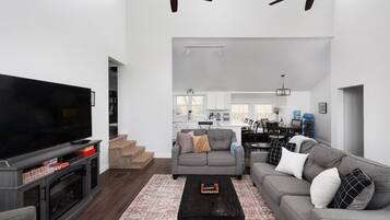 Smart-TV, Kamin, Videospiele, DVD-Player