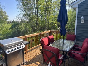 Outdoor dining - Outdoor Adventure Home: Golfing, Hiking & Kayaking (Wellesley Island)