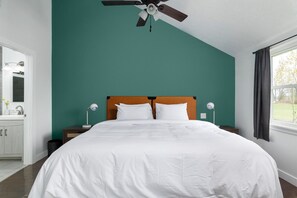 3 bedrooms, desk, iron/ironing board, travel crib - Outdoor Adventure Home: Golfing, Hiking & Kayaking (Wellesley Island)