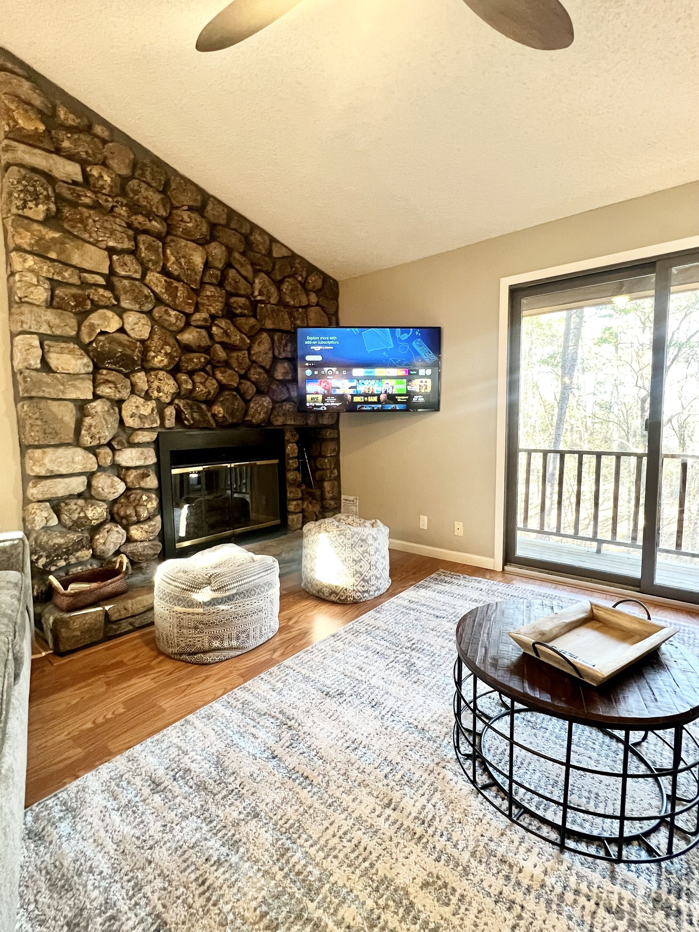 Smart TV, chimenea y libros 