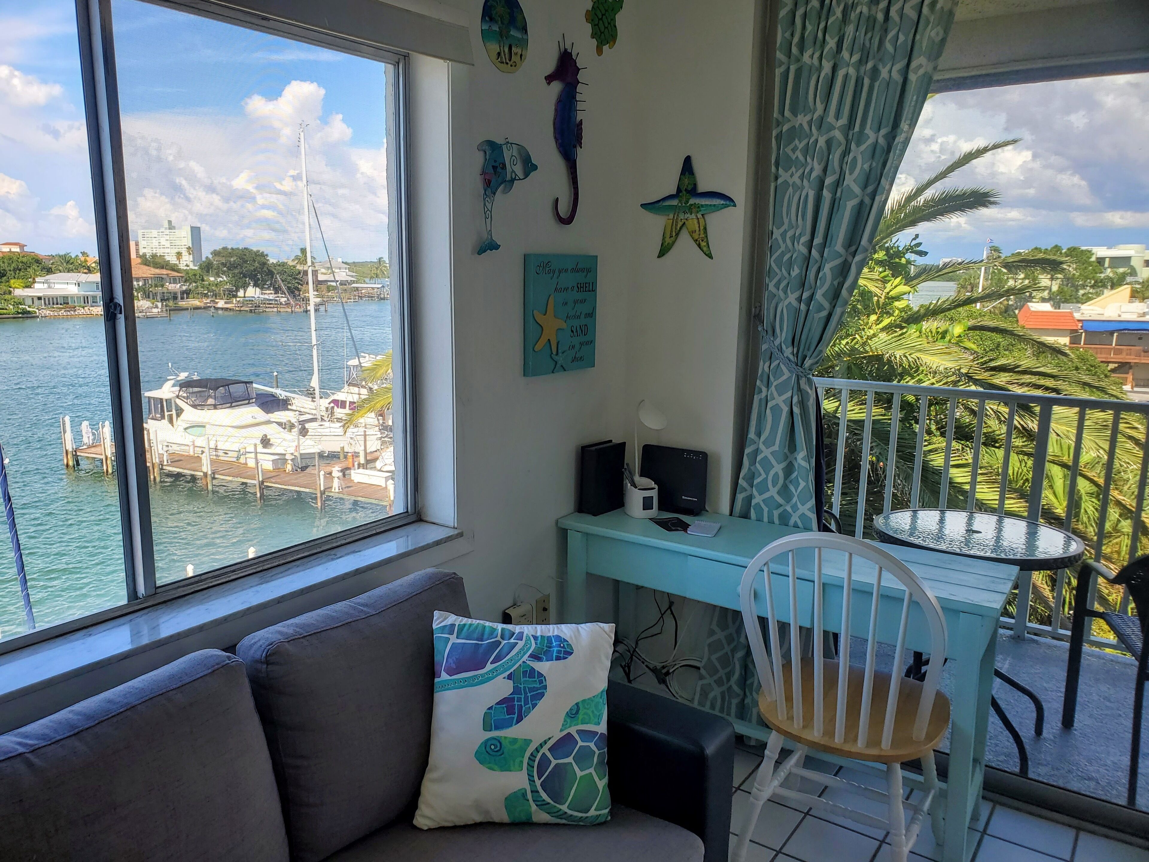 Smart-tv, een dvd-speler en boeken