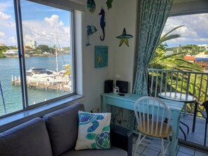 Smart-tv, dvd-afspiller, bøger