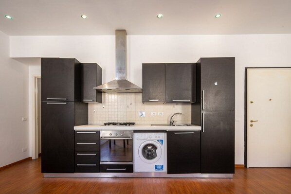 Kühlschrank, Ofen, Herdplatte, Kochgeschirr/Geschirr/Besteck