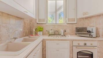 Fridge, microwave, oven, stovetop
