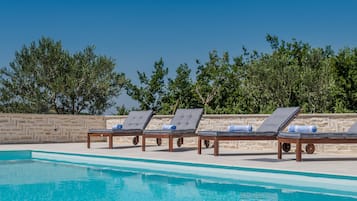 Beheizter Pool, LiegestĂŒhle
