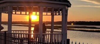 Condo with Ocean Views! Steps to the Sea! Sleeps 10. The complex is oceanfront!