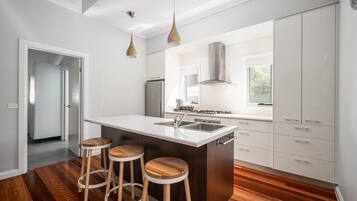 Micro-ondes, plaque de cuisson, lave-vaisselle