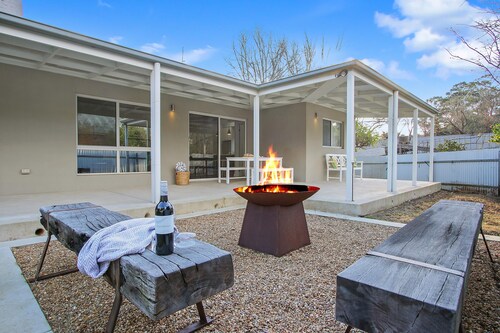 Three Sisters - Three Sisters has been designed and renovated with a strong appreciation of its surrounds and the importance of spending time with your nearest and dearest.