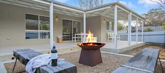 Three Sisters - Three Sisters has been designed and renovated with a strong appreciation of its surrounds and the importance of spending time with your nearest and dearest.