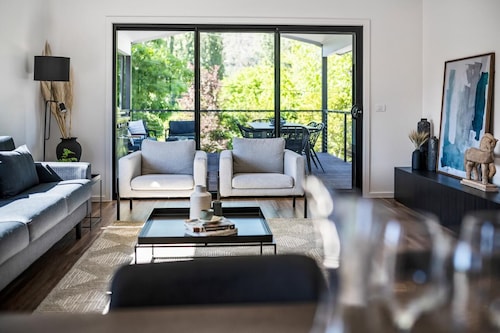 Mr Smith - Stylish Two Storey House in Central Bright